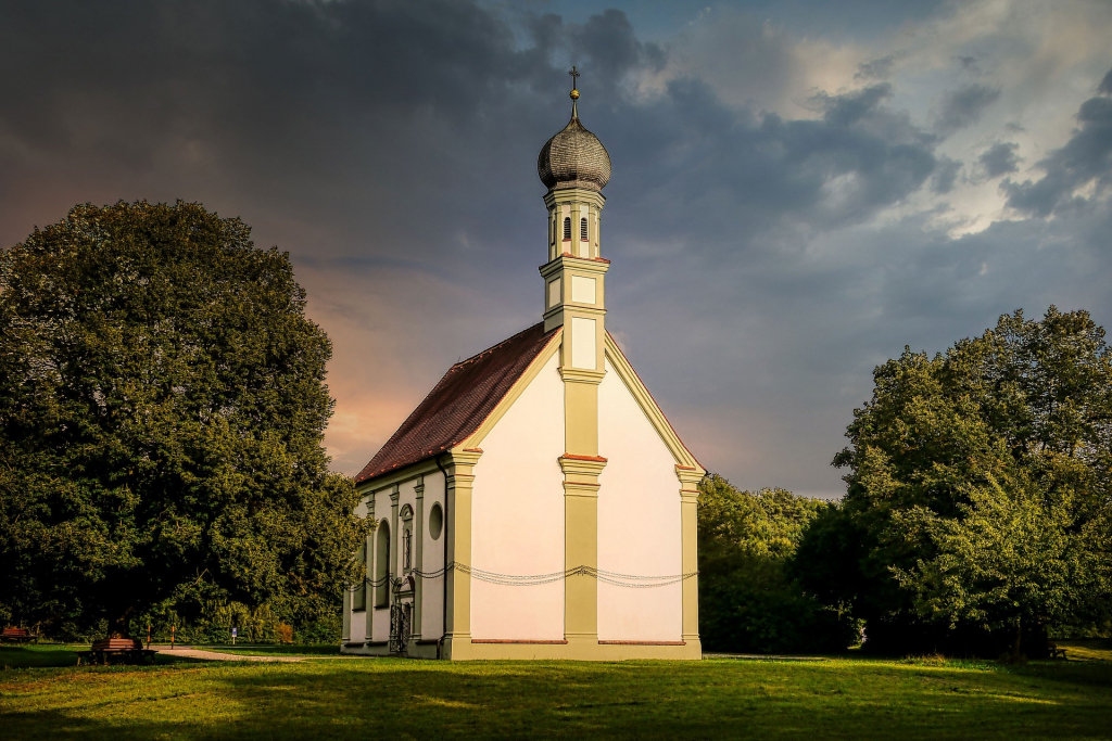 Kirche im Grünen - Ostermotiv